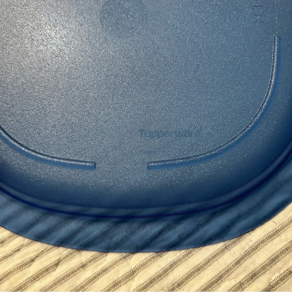 Vintage Tupperware Blue 9.5” microwaveable square luncheon plates (set of 4) - Picture 2 of 7